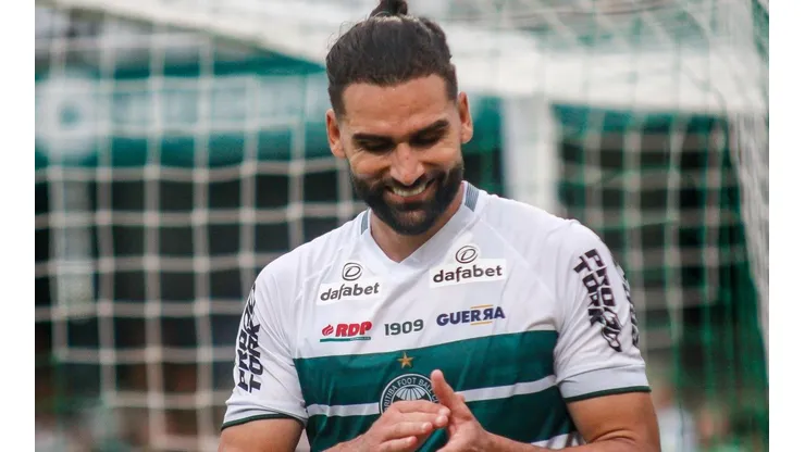 Foto: Gabriel Machado/AGIF - Léo Gamalho: atacante está novamente à disposição no Coritiba