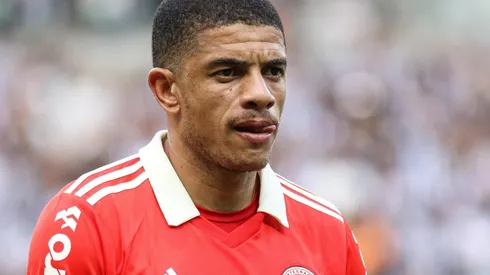 Foto: Fernando Moreno/AGIF - Taison: medalhão está na reserva do Inter com Mano Menezes
