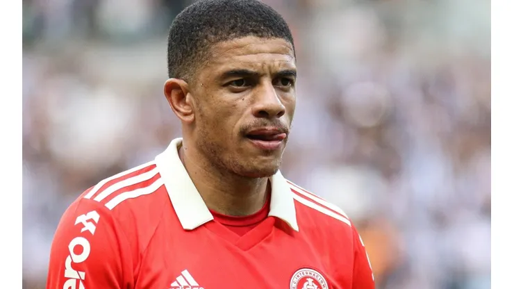Foto: Fernando Moreno/AGIF - Taison: medalhão está na reserva do Inter com Mano Menezes
