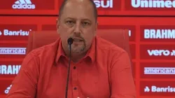 Foto: Ricardo Duarte/Inter/Divulgação - Barcellos é avisado de decisão de atacante.