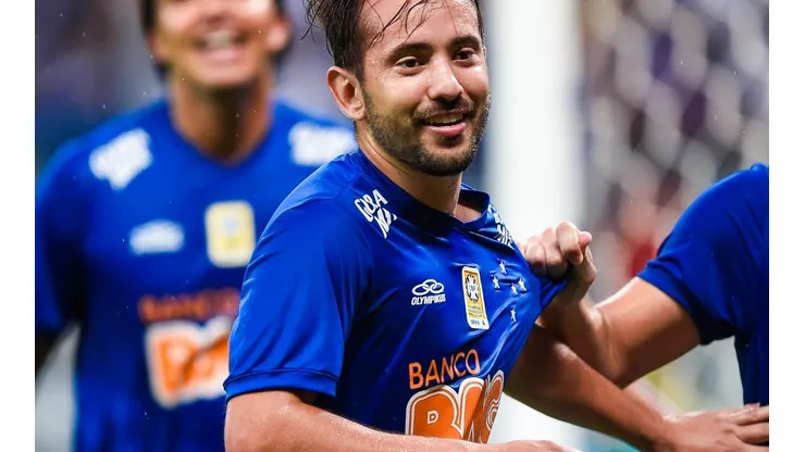 Foto: Pedro Vilela/Getty Images - Éverton Ribeiro tratou de parabenizar Cruzeiro pelo retorno à Série A