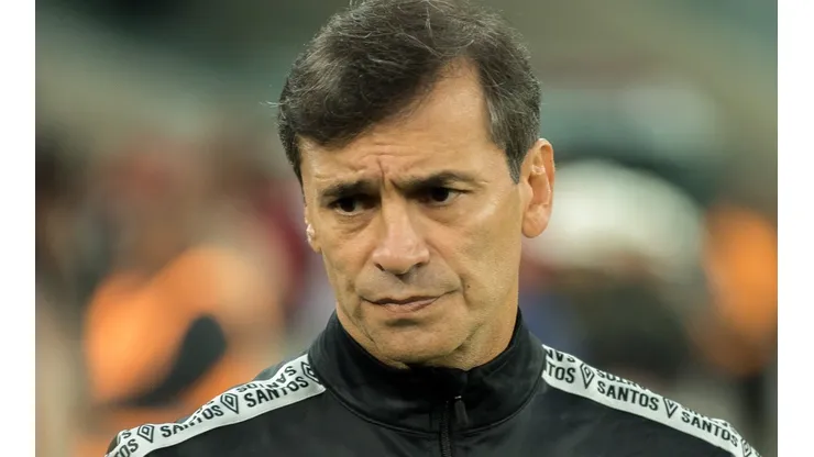 Fabián Bustos utilizava o jogador como coringa no Santos (Foto: Robson Mafra/AGIF)