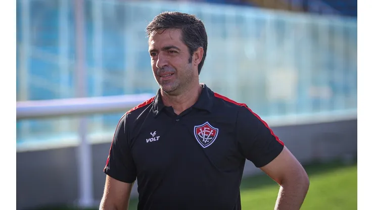 Foto: Lucas Emanuel/AGIF - O técnico João Burse