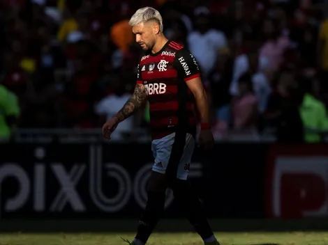 "O infiltrado"; Torcida do Corinthians 'se anima' com fisioterapeuta de Arrascaeta