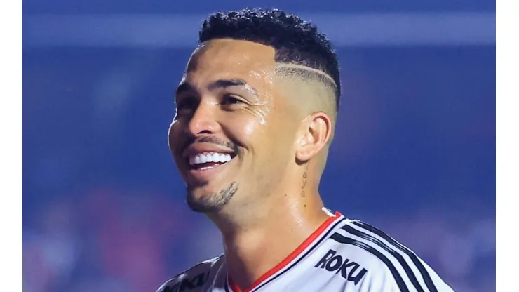 Luciano com a camisa do São Paulo (Foto: Marcello Zambrana/AGIF)