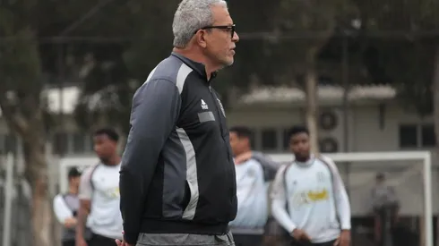 Foto: Flickr da Ponte Preta - Hélio comandando treino.