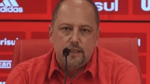 Foto: Ricardo Duarte/Inter/Divulgação - Barcellos é avisado de valores para fechar com zagueiro