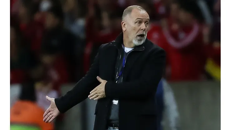 Foto: Pedro H. Tesch/AGIF - Mano Menezes 'acusou o golpe' e caiu na provocação de torcedores do Atlético-GO apoiadores de Abel Ferreira