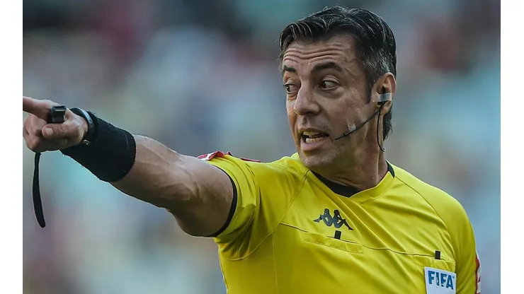 Foto: Thiago Ribeiro/AGIF - Raphael Claus: atuação do árbitro irritou os dois times no Fla-Flu
