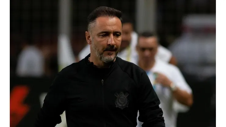 Fernando Moreno/AGIF/ "Não entendi o porquê o Vitor Pereira o escala", "tá no pódio dos piores"; Torcida do Corinthians se irrita com titular escolhido pelo treinador