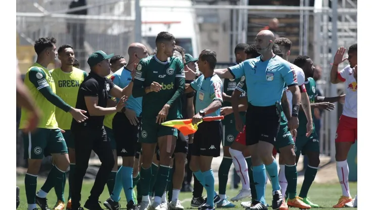 Foto: Diogo Reis/AGIF - Pedro Raul recebeu cartão por comemoração em jogo do Goiás