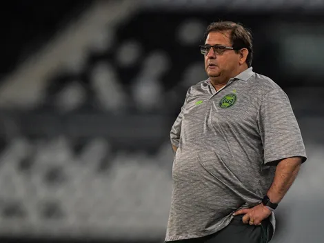 "É diferenciado no Brasil..."; Atacante do Botafogo é alvo de comentários de Guto em coletiva