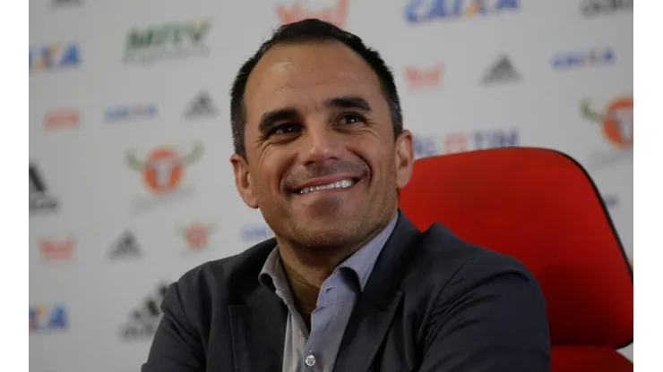 Luciano Belford/AGIF - Rodrigo Caetano tenta tirar reforço do Galo.