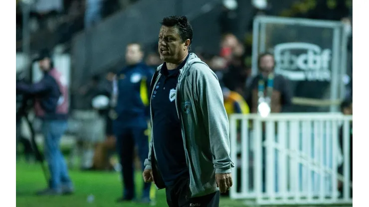 Foto: Joao Vitor Rezende Borba/AGIF - Adilson Batista volta a fazer um grande trabalho no Londrina.