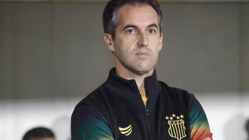 Rogério Capela/AGIF. Léo Condé tem decisões para tomar no setor defensivo do Sampaio