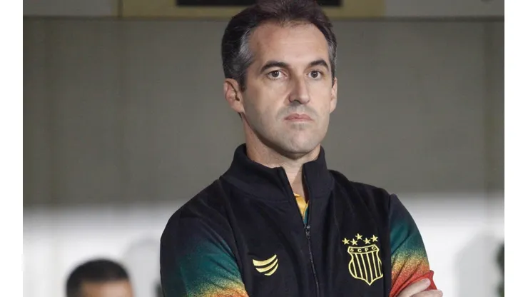 Rogério Capela/AGIF. Léo Condé tem decisões para tomar no setor defensivo do Sampaio