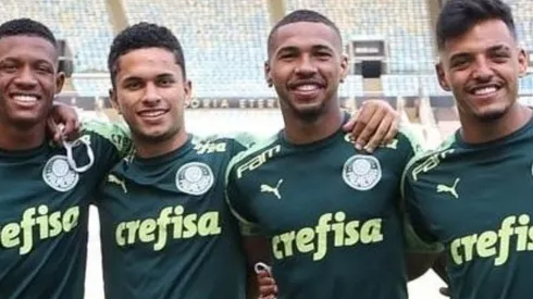 - Wesley ao lado dos companheiros