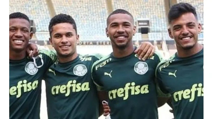 - Wesley ao lado dos companheiros