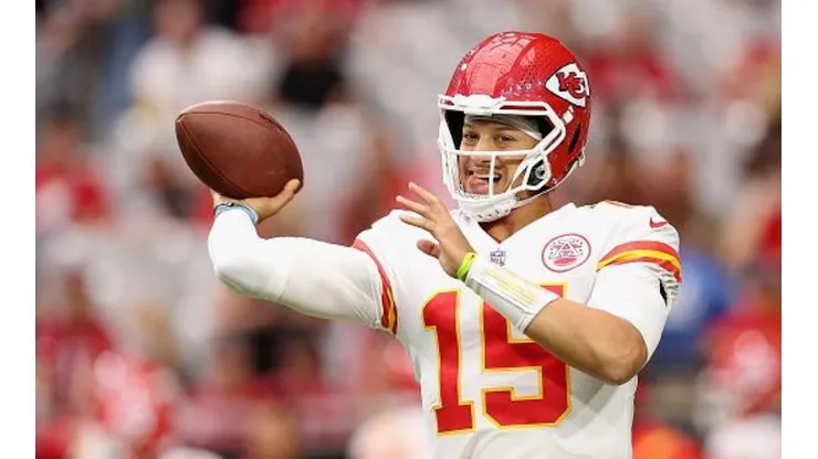 Mahomes estreou anotando 5 TD contra o Cardinals