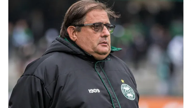Foto: Robson Mafra/AGIF - Guto Ferreira: técnico mexeu no time do Coritiba contra o Atlético-GO
