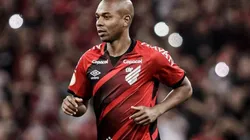 Foto: Agif/ "Pode tudo", "carta branca": Torcedores se irritam com ausência de cartão vermelho em entrada de Fernandinho em Pottker