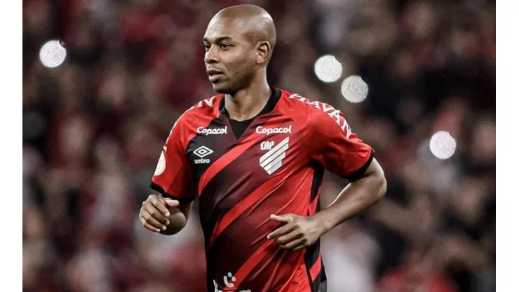 Foto: Agif/ "Pode tudo", "carta branca": Torcedores se irritam com ausência de cartão vermelho em entrada de Fernandinho em Pottker