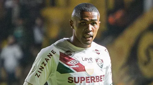 Douglas Costa já treina fora do CT Carlos Castilhos