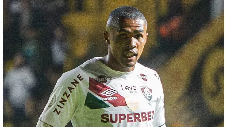 Douglas Costa já treina fora do CT Carlos Castilhos