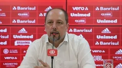 Ricardo Duarte/Internacional - Barcellos encaminha saída de zagueiro.