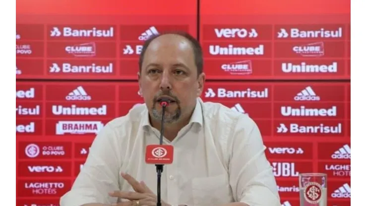 Ricardo Duarte/Internacional - Barcellos encaminha saída de zagueiro.