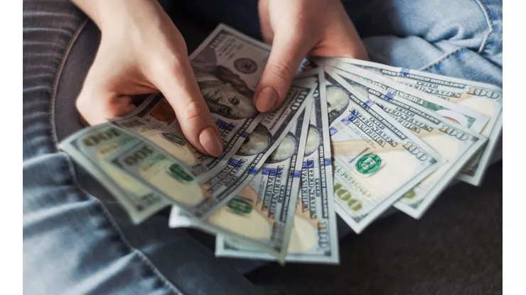 Após receber na conta R$ 37 milhões por engano e gastar tudo, mulher é intimada a devolver o dinheiro