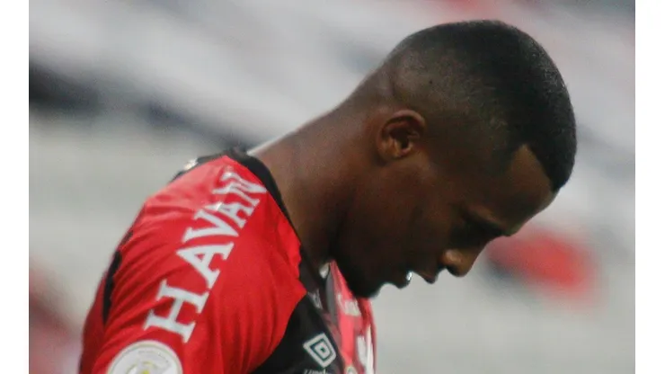 Carlos Eduardo quebra silêncio após causar lesão que tirou Arana da Copa