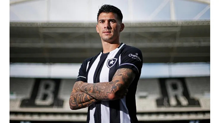 Victor Cuesta joga de zagueiro no Botafogo e também atua nos feltros do poker (Foto: Vitor Silva/Botafogo)