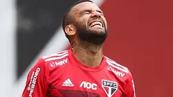 Foto: Marcello Zambrana/AGIF - Dani Alves saiu pela porta dos fundos no São Paulo.