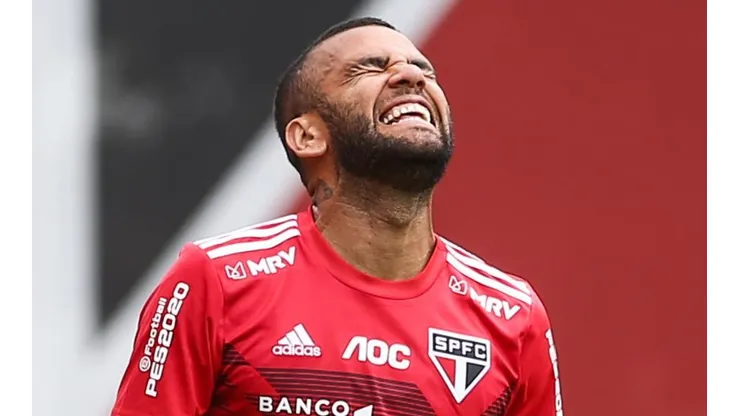 Foto: Marcello Zambrana/AGIF - Dani Alves saiu pela porta dos fundos no São Paulo.