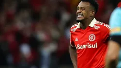 Foto: Pedro H. Tesch/AGIF - Edenilson é perseguido pela torcida do Inter, que pede troca com São Paulo por Igor Gomes