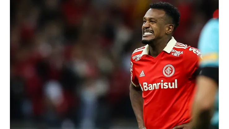 Foto: Pedro H. Tesch/AGIF - Edenilson é perseguido pela torcida do Inter, que pede troca com São Paulo por Igor Gomes