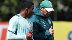 Foto: Cesar Greco - Endrick conversa com Abel em treino do Palmeiras e se prepara para constar entre os relacionados no Brasileiro