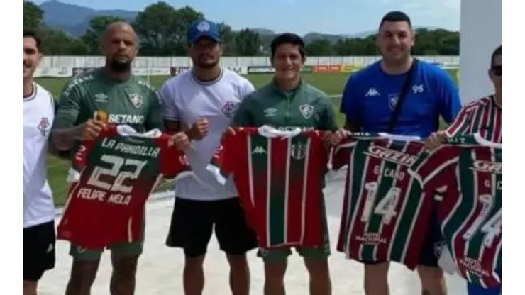 Foto: Reprodução Instagram - Torcida do Vélez no CT do Fluminense.