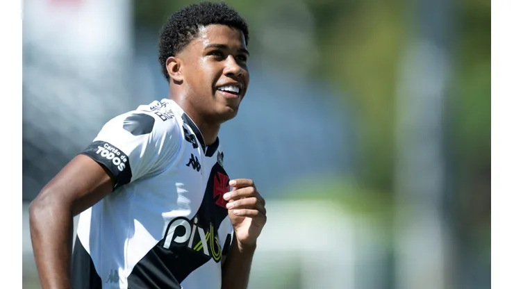 Foto: Jorge Rodrigues/AGIF - Andrey Santos: volante renovou seu contrato com o Vasco