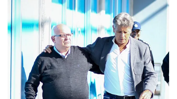 Renato diz "sim" e Romildo se aproxima de tirar destaque do futebol carioca