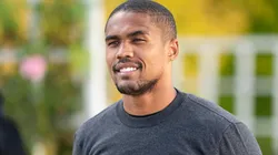 Douglas Costa está livre no mercado.