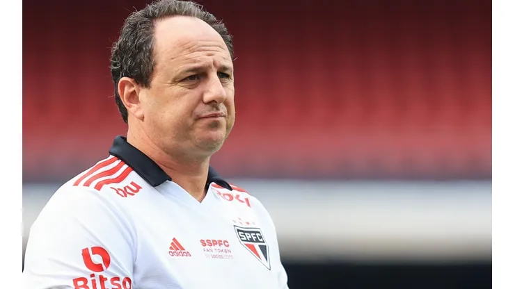 Marcello Zambrana/AGIF/ "Tentaria fazer com ele o que ele tenta fazer"; Ceni é sincero sobre jogo de Deyverson e como fazer para enfrentá-lo.