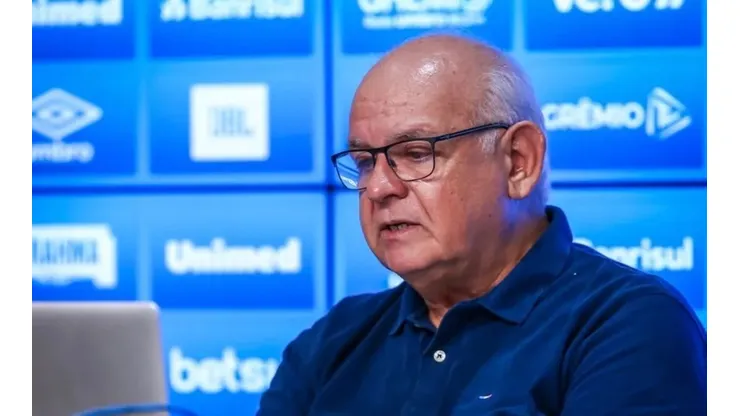 Lucas Uebel/Grêmio/ "Desprezo", "Não consigo acreditar"; Torcida do Grêmio se revolta sobre especulação de volta de atacante da Era Romildo.