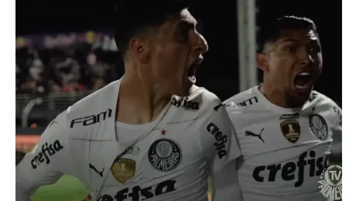 Foto: Reprodução/TV Palmeiras - Rony fez questão de dar um "agrado" a Merentiel após desencantar pelo Palmeiras
