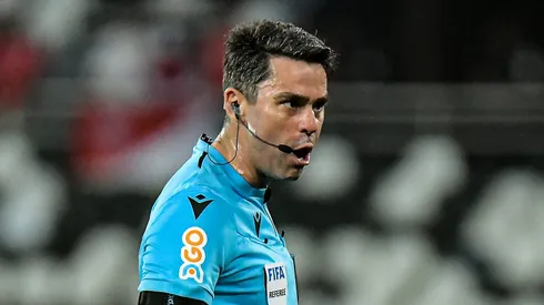 O árbitro Flávio Rodrigues de Souza durante partida entre Botafogo e Internacional no estádio Engenhão pelo Brasileirão Série A 2023. Foto: Thiago Ribeiro/AGIF