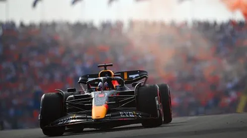 Verstappen com o mar laranja ao fundo