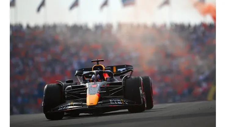 Verstappen com o mar laranja ao fundo
