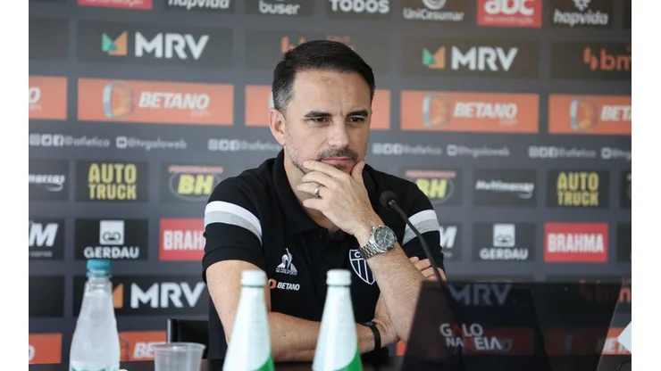 Cotado no Atlético, meio-campista acerta com time do Qatar e Caetano é avisado