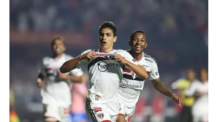 "Lesão no joelho"; Lateral 'xodó' de Ceni no São Paulo sofre lesão e passará por cirurgia